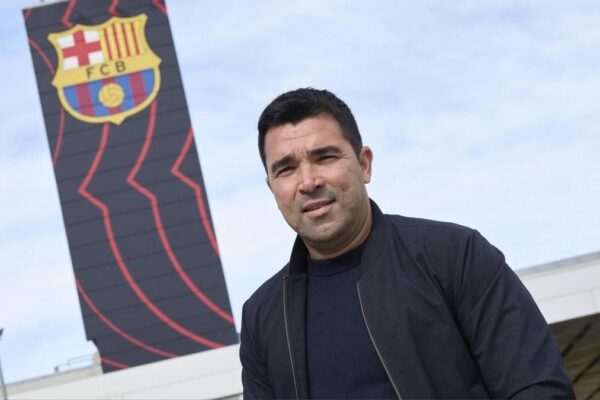 Des jeunes joueurs du Barça issus de La Masia sur un terrain de football.