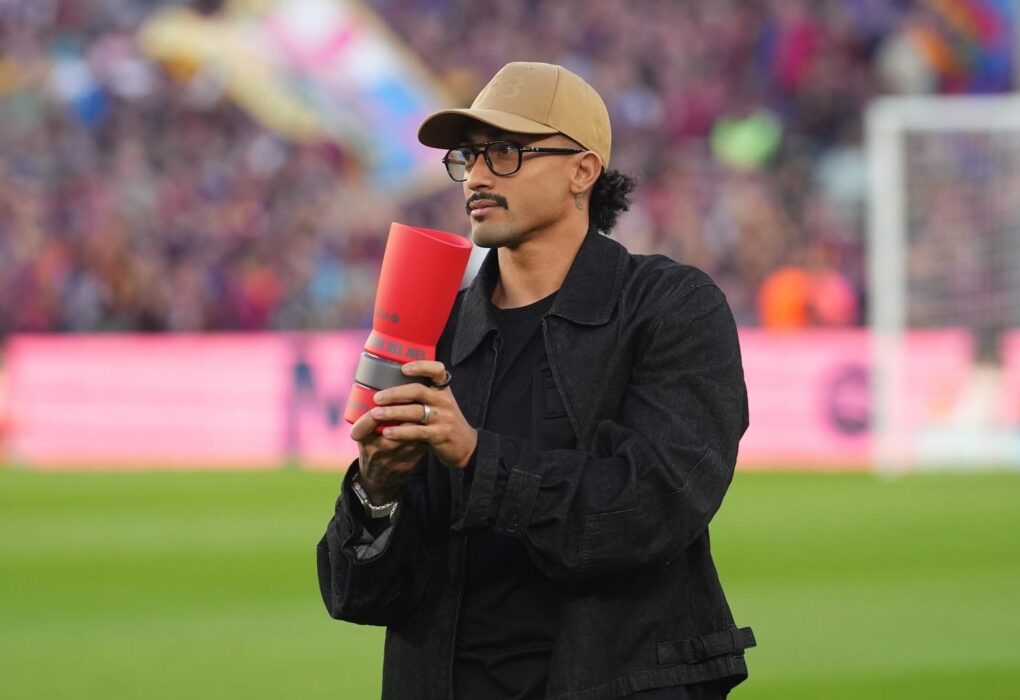 Raphinha sur le terrain d'entraînement du Barça pendant sa récupération.