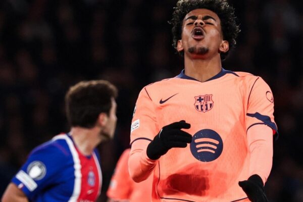 Les joueurs du Barça et du Paris Saint-Germain au Parc des Princes en Ligue des Champions.