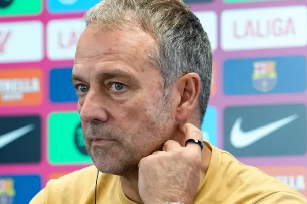 Hansi Flick en conférence de presse avant le déplacement du Barça au Betis.