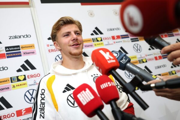 Finn Jeltsch, défenseur de Stuttgart qui intéresserait le Barça pour le mercato de janvier.