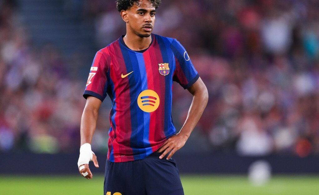 Lamine Yamal sur le terrain avec le maillot du Barça.
