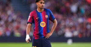 Lamine Yamal sur le terrain avec le maillot du Barça.