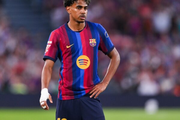 Lamine Yamal sur le terrain avec le maillot du Barça.
