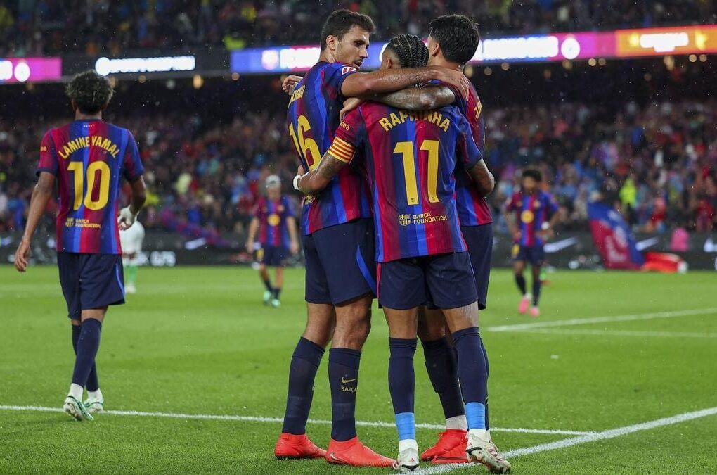Rodri sous le maillot du Barça sur un terrain de football.