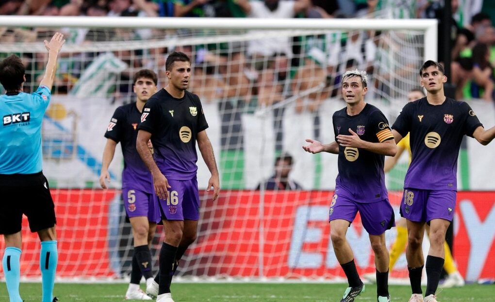 Les joueurs du Barça et du Real Madrid sur la pelouse lors d’un Clásico.