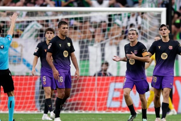 Les joueurs du Barça et du Real Madrid sur la pelouse lors d’un Clásico.