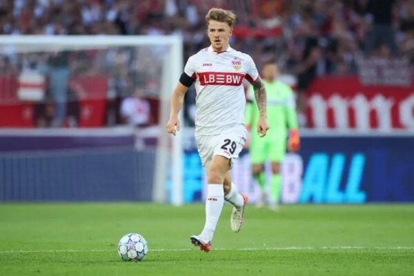 Finn Jeltsch, défenseur central de Stuttgart, sur le terrain.
