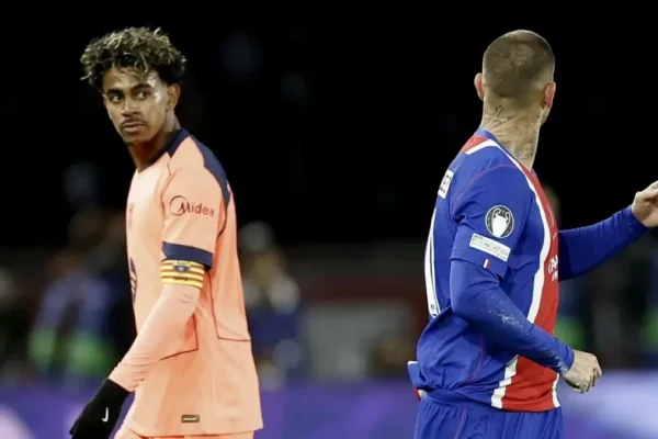 Lamine Yamal sous le maillot du Barça face au PSG au Parc des Princes.