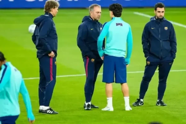 Hansi Flick et Raphinha sur la pelouse du Parc des Princes avant le match du Barça contre le PSG.
