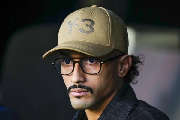 Raphinha portant le brassard de capitaine du FC Barcelone sur le terrain.