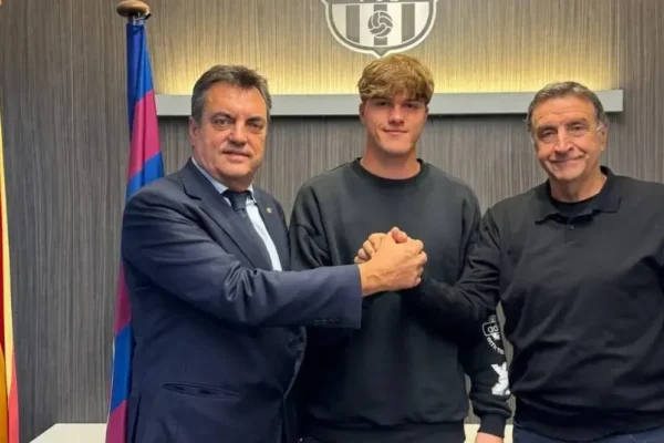 Iker Rodríguez lors de la signature de sa prolongation avec le FC Barcelone.