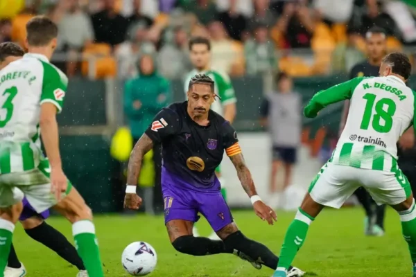 Raphinha sur le terrain sous le maillot du Barça.