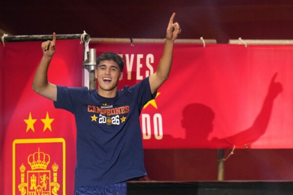 Pau Cubarsí sous le maillot du Barça.