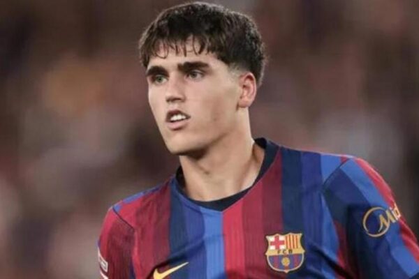 Pau Cubarsí, joueur du Barça, sur un terrain de football.
