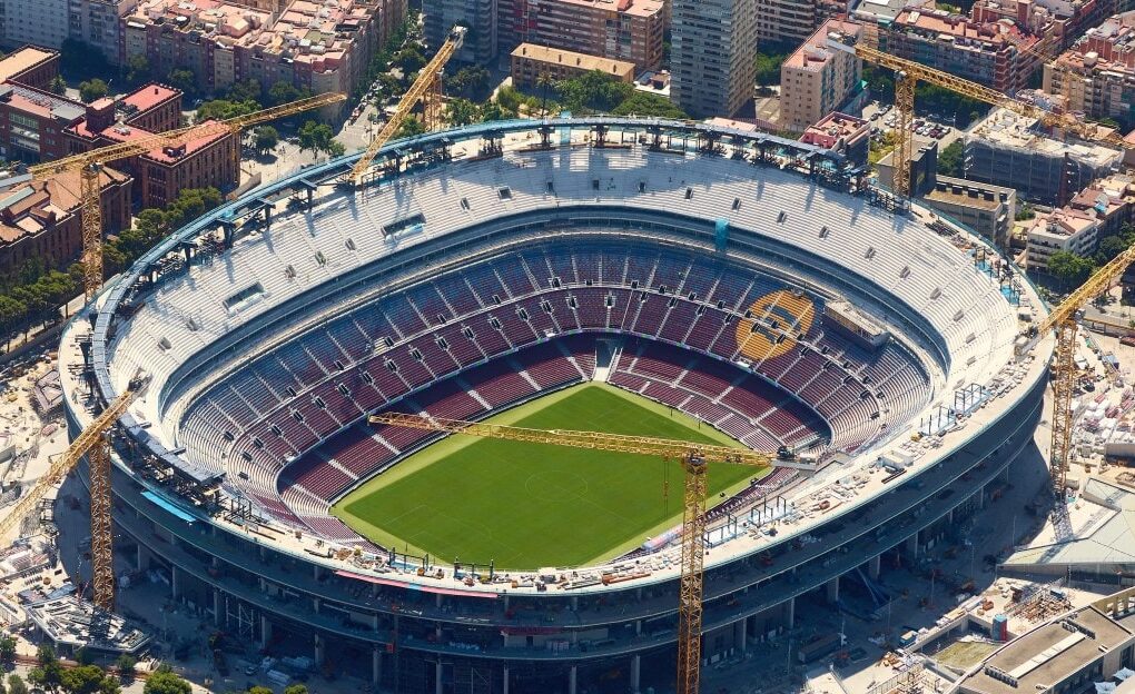 La structure en acier du futur toit du Camp Nou au-dessus des tribunes du stade.