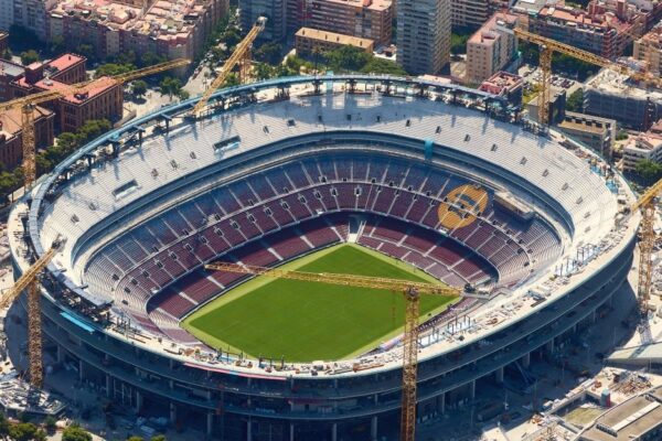 La structure en acier du futur toit du Camp Nou au-dessus des tribunes du stade.