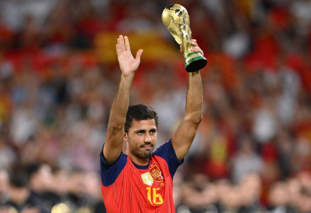Rodri sous le maillot de l'Espagne avec le brassard de capitaine.