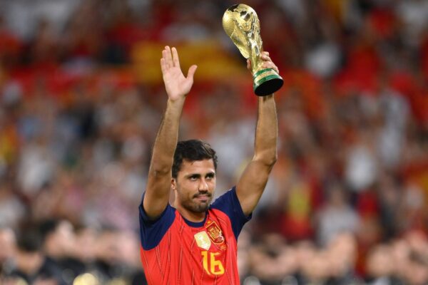Rodri sous le maillot de l'Espagne avec le brassard de capitaine.