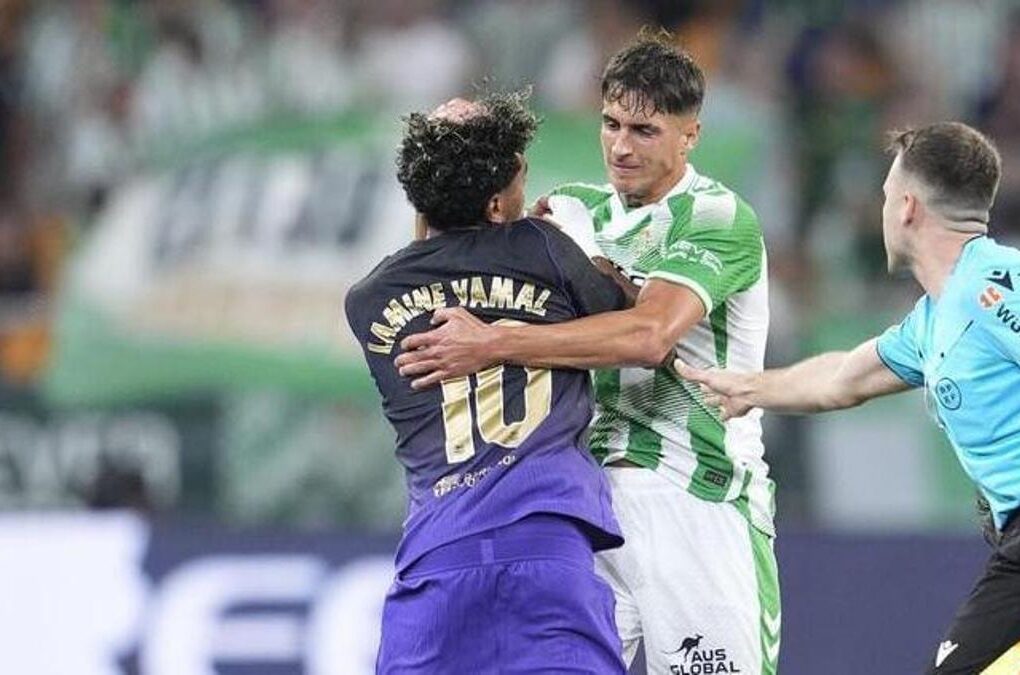 Facundo Bernal et Lamine Yamal lors de la rencontre entre le Real Betis et le Barça.