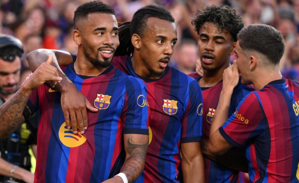Jules Koundé sous le maillot du Barça au Camp Nou.