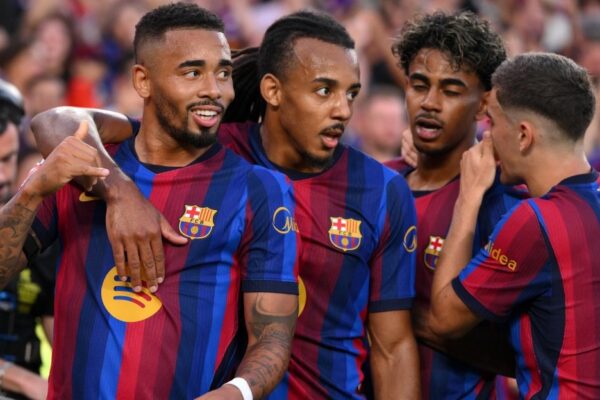 Jules Koundé sous le maillot du Barça au Camp Nou.