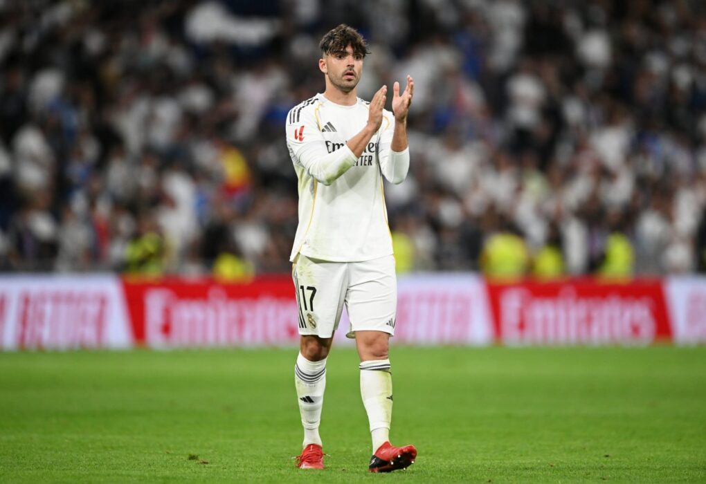 Raúl Asencio sous le maillot du Real Madrid.
