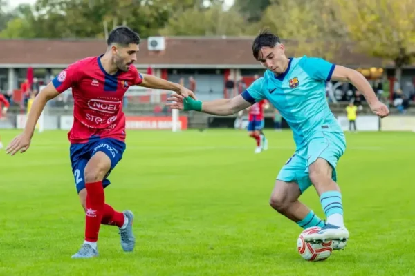 Les joueurs du Barça Atlètic face à l’UE Olot au Municipal d’Olot.