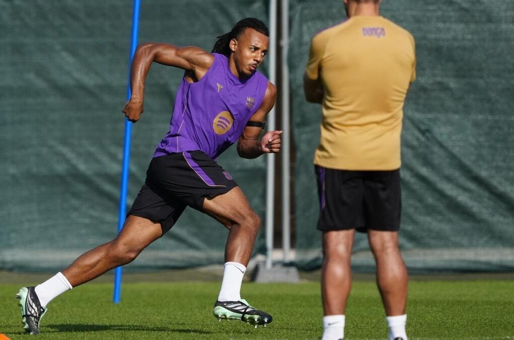 Hansi Flick, entraîneur du Barça, au bord du terrain.