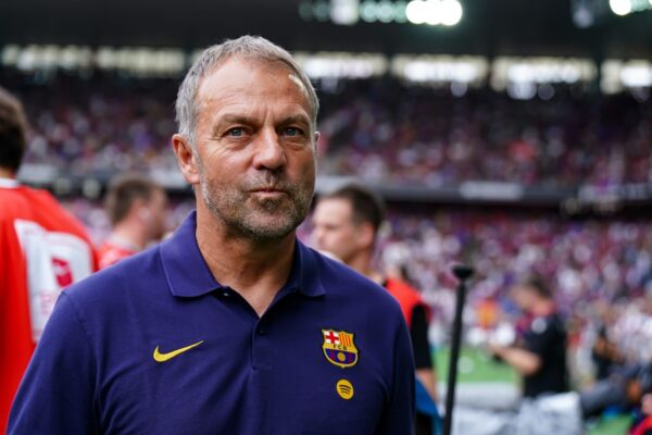 Hansi Flick, entraîneur du Barça, au bord du terrain.