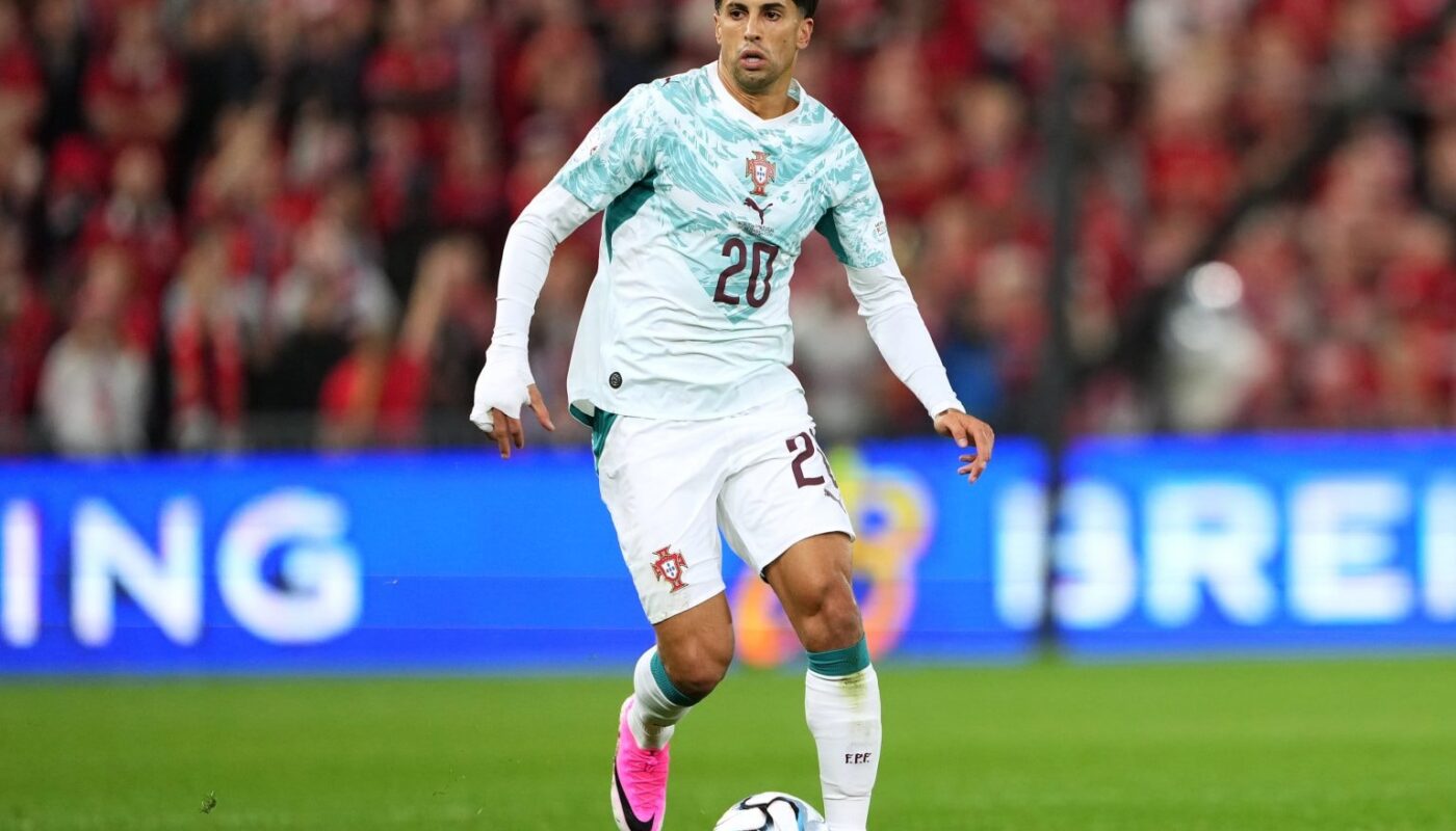 João Cancelo dispute un match avec le Portugal.