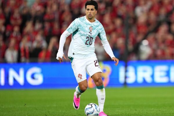 João Cancelo dispute un match avec le Portugal.