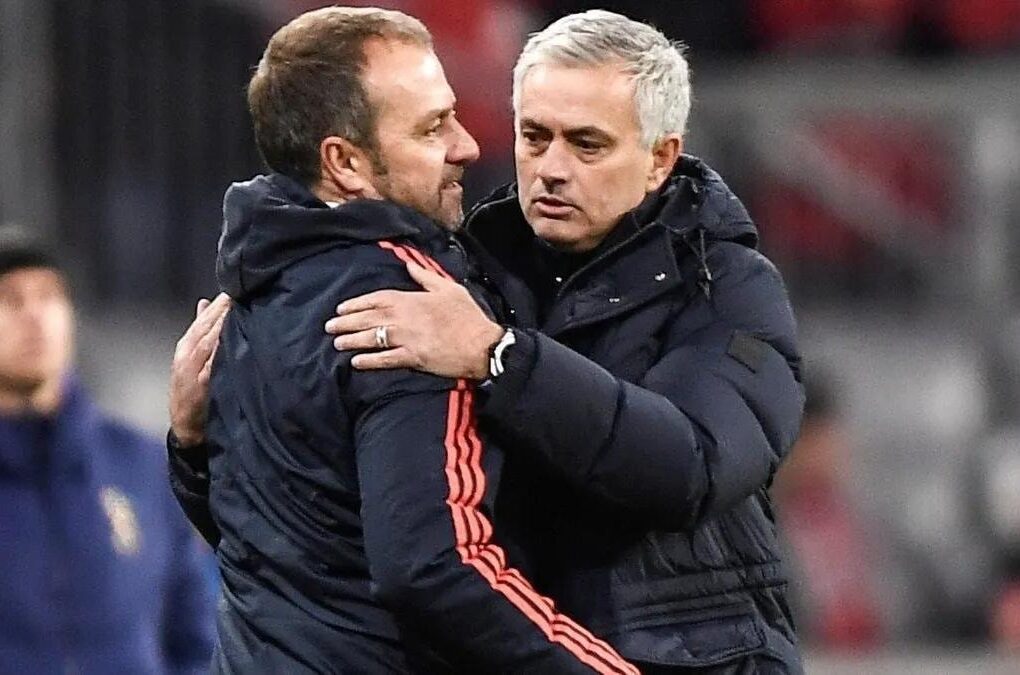 Hansi Flick et Mourinho, deux entraîneurs aux approches tactiques opposées.