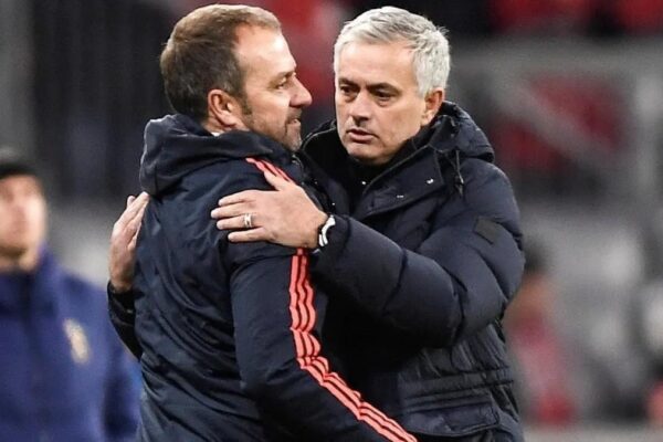 Hansi Flick et Mourinho, deux entraîneurs aux approches tactiques opposées.
