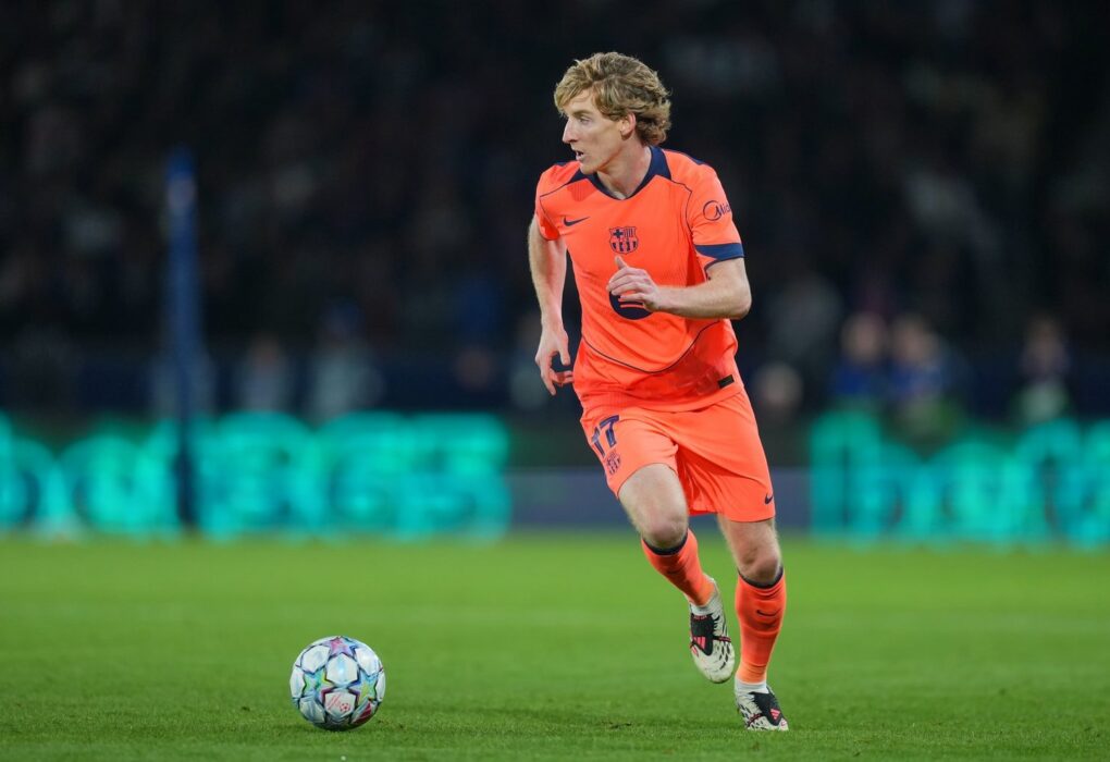 Anthony Gordon lors de la rencontre entre le Barça et le Paris Saint-Germain en Ligue des Champions.