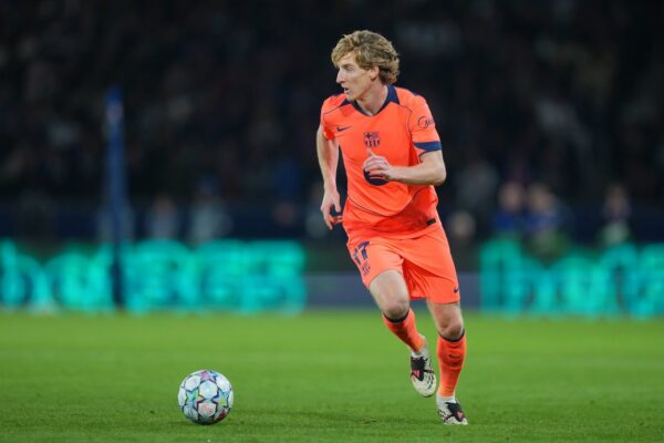 Anthony Gordon lors de la rencontre entre le Barça et le Paris Saint-Germain en Ligue des Champions.