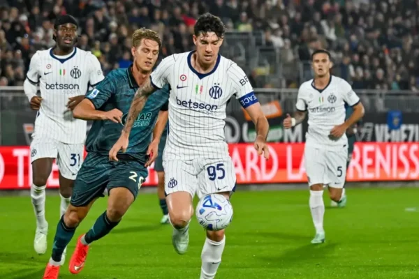Alessandro Bastoni, défenseur de l’Inter suivi par le FC Barcelone.
