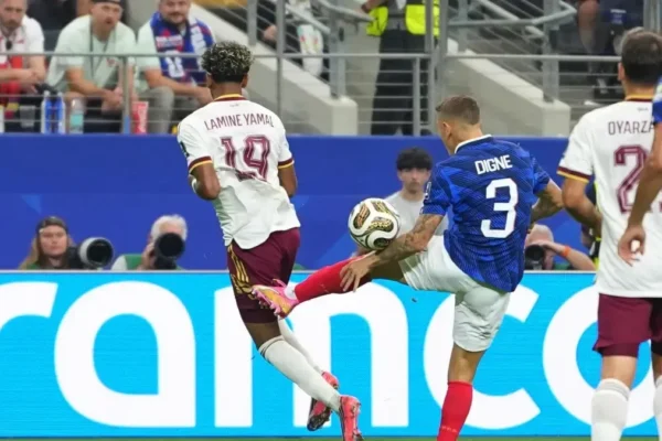Lamine Yamal et Lucas Digne lors d’un duel entre l’Espagne et la France.