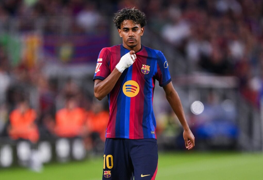 Lamine Yamal sous le maillot du Barça en Ligue des Champions.