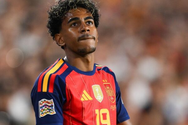 Lamine Yamal sous le maillot de l'Espagne.