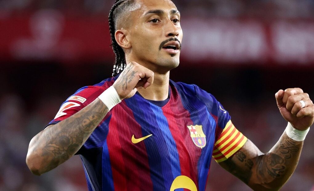 Raphinha, le capitaine brésilien du Barça, sur un terrain de football.