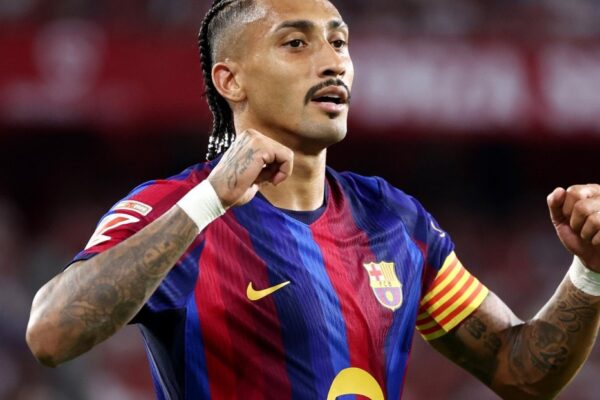 Raphinha, le capitaine brésilien du Barça, sur un terrain de football.