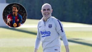 Lamine Yamal sur un terrain de football avec le maillot du Barça.