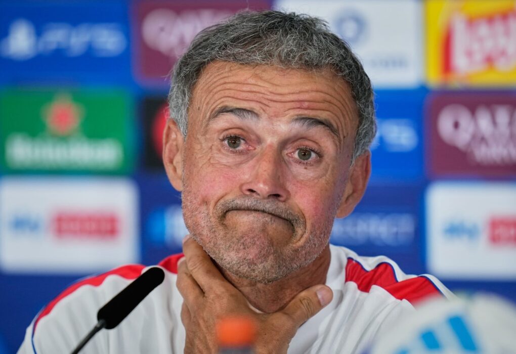 Luis Enrique, entraîneur du PSG, face aux médias en conférence de presse.