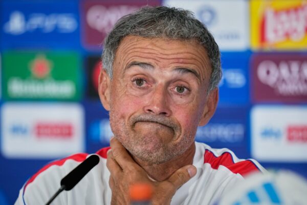 Luis Enrique, entraîneur du PSG, face aux médias en conférence de presse.